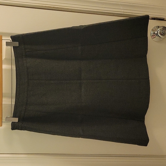 Ann Taylor, size 6P, dark gray skirt - Picture 2 of 3